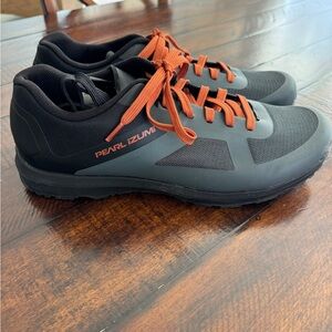Pearl Izumi cycling shoes.  Size EUR 49 which is about a size 14 US. Worn once